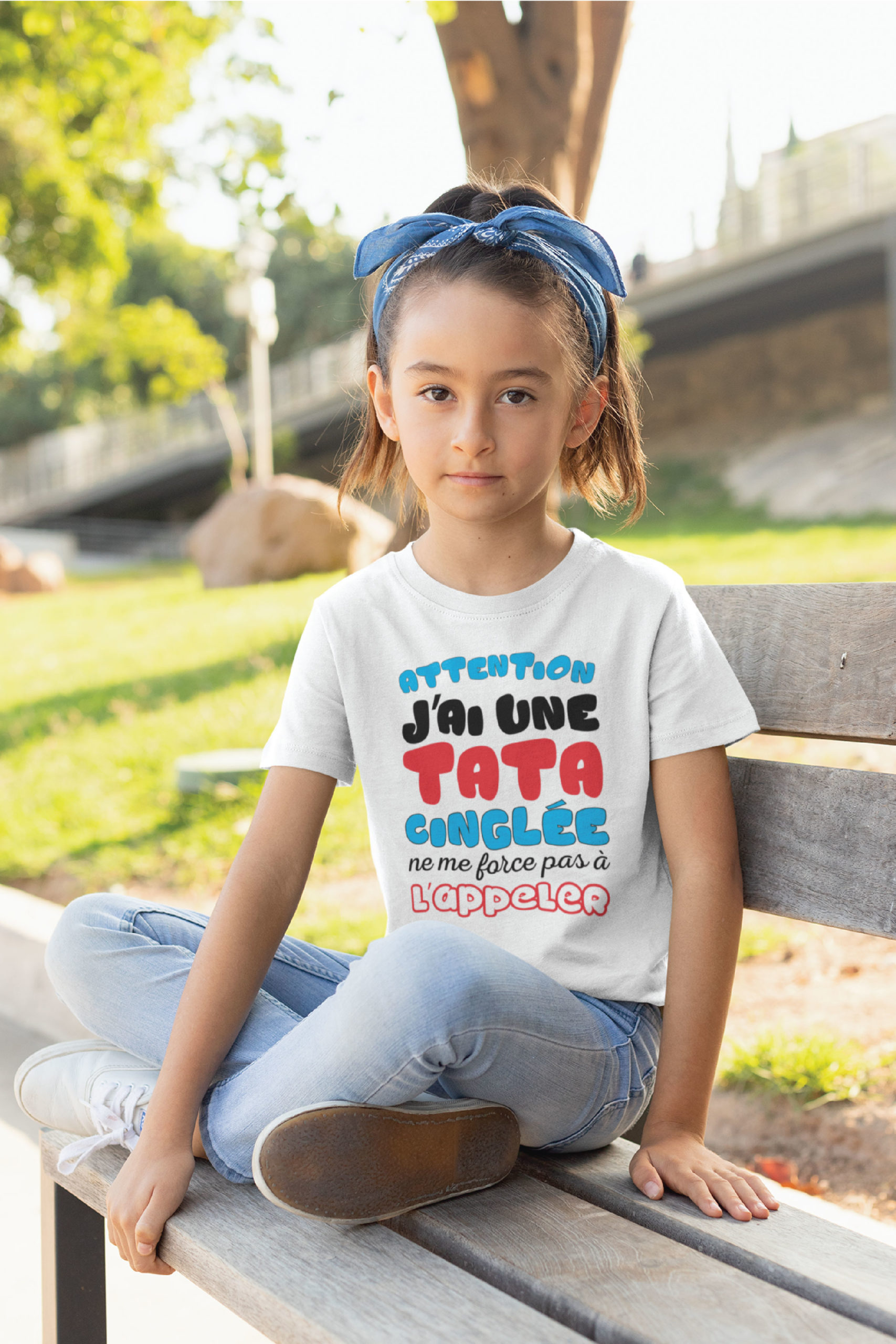 Teeshirt Enfant - Attention J'ai Une Tata Cinglée