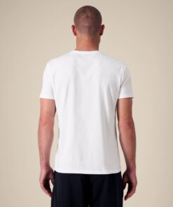 T-shirt homme col V blanc en coton bio, porté — personnalisable chez Teeshirt-minute