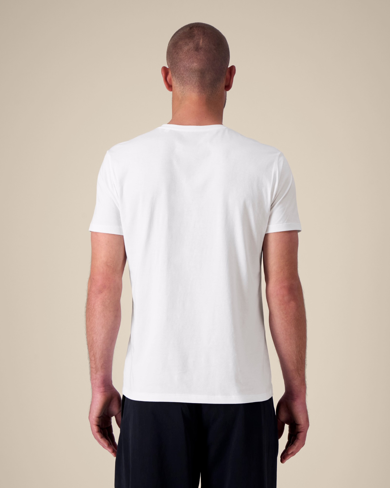 T-shirt homme col V blanc en coton bio, porté — personnalisable chez Teeshirt-minute