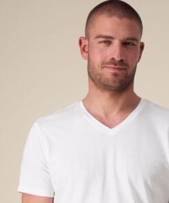 T-shirt homme col V blanc en coton bio, porté — personnalisable chez Teeshirt-minute