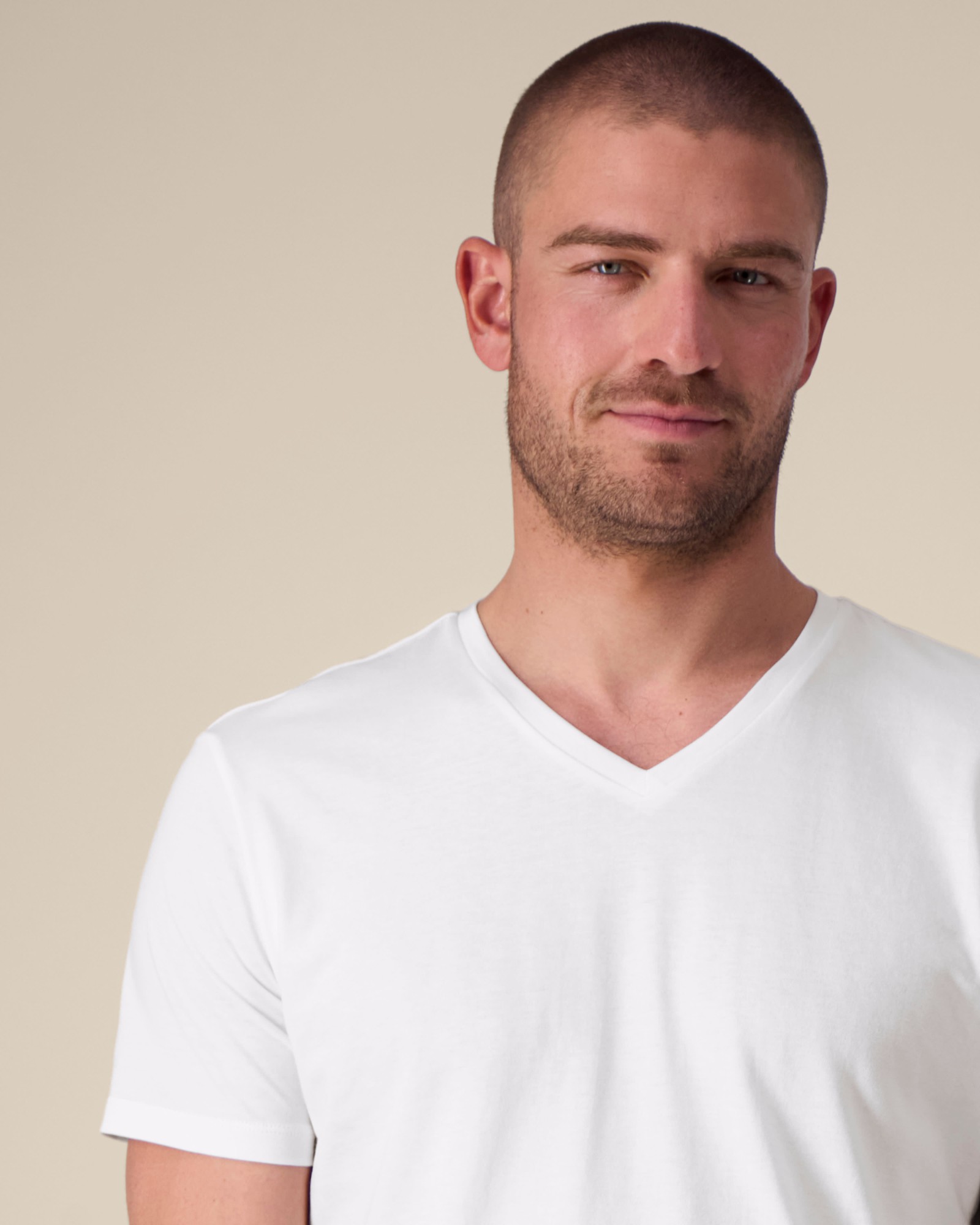T-shirt homme col V blanc en coton bio, porté — personnalisable chez Teeshirt-minute