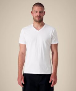 T-shirt homme col V blanc en coton bio, porté — personnalisable chez Teeshirt-minute