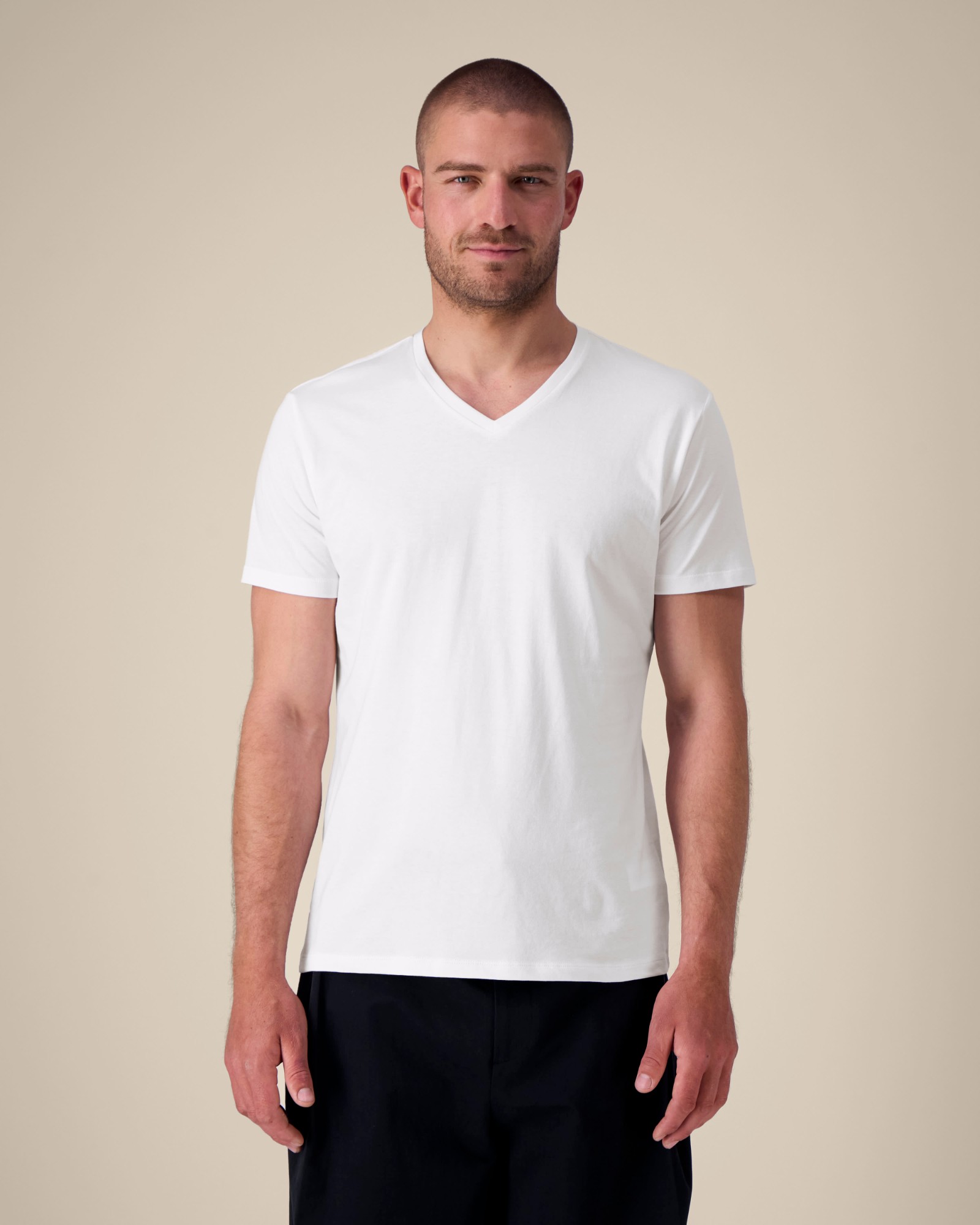 T-shirt homme col V blanc en coton bio, porté — personnalisable chez Teeshirt-minute