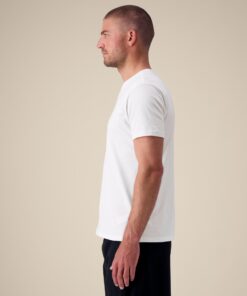 T-shirt homme col V blanc en coton bio, porté — personnalisable chez Teeshirt-minute
