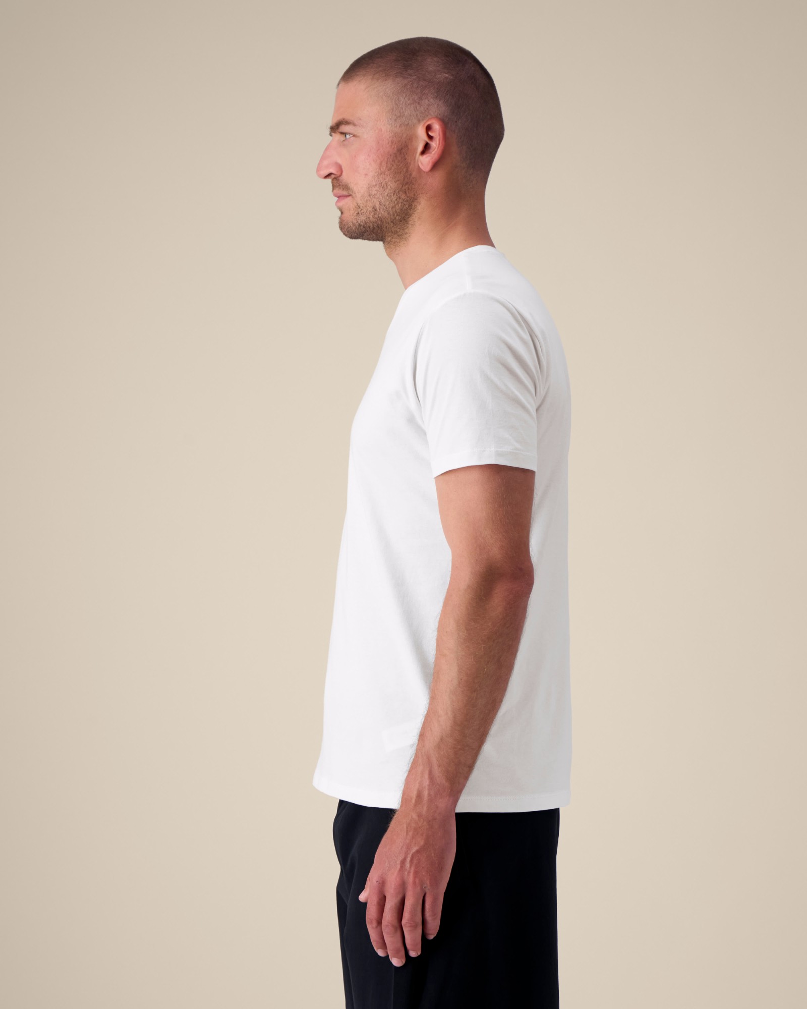 T-shirt homme col V blanc en coton bio, porté — personnalisable chez Teeshirt-minute