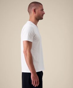 T-shirt homme col V blanc en coton bio, porté — personnalisable chez Teeshirt-minute