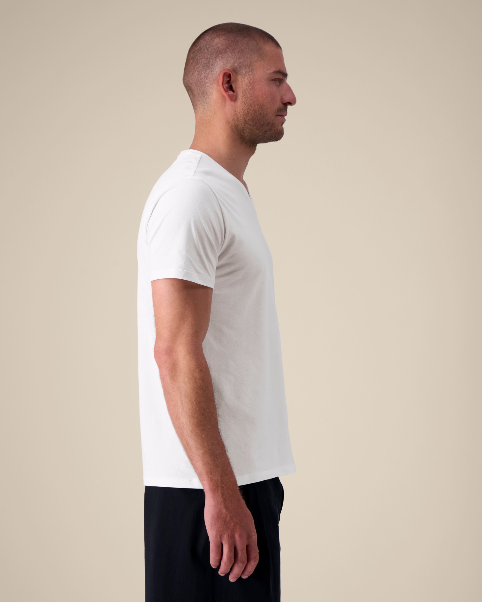 T-shirt homme col V blanc en coton bio, porté — personnalisable chez Teeshirt-minute