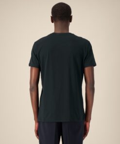 T-shirt homme col V noir en coton bio, porté — personnalisable chez Teeshirt-minute