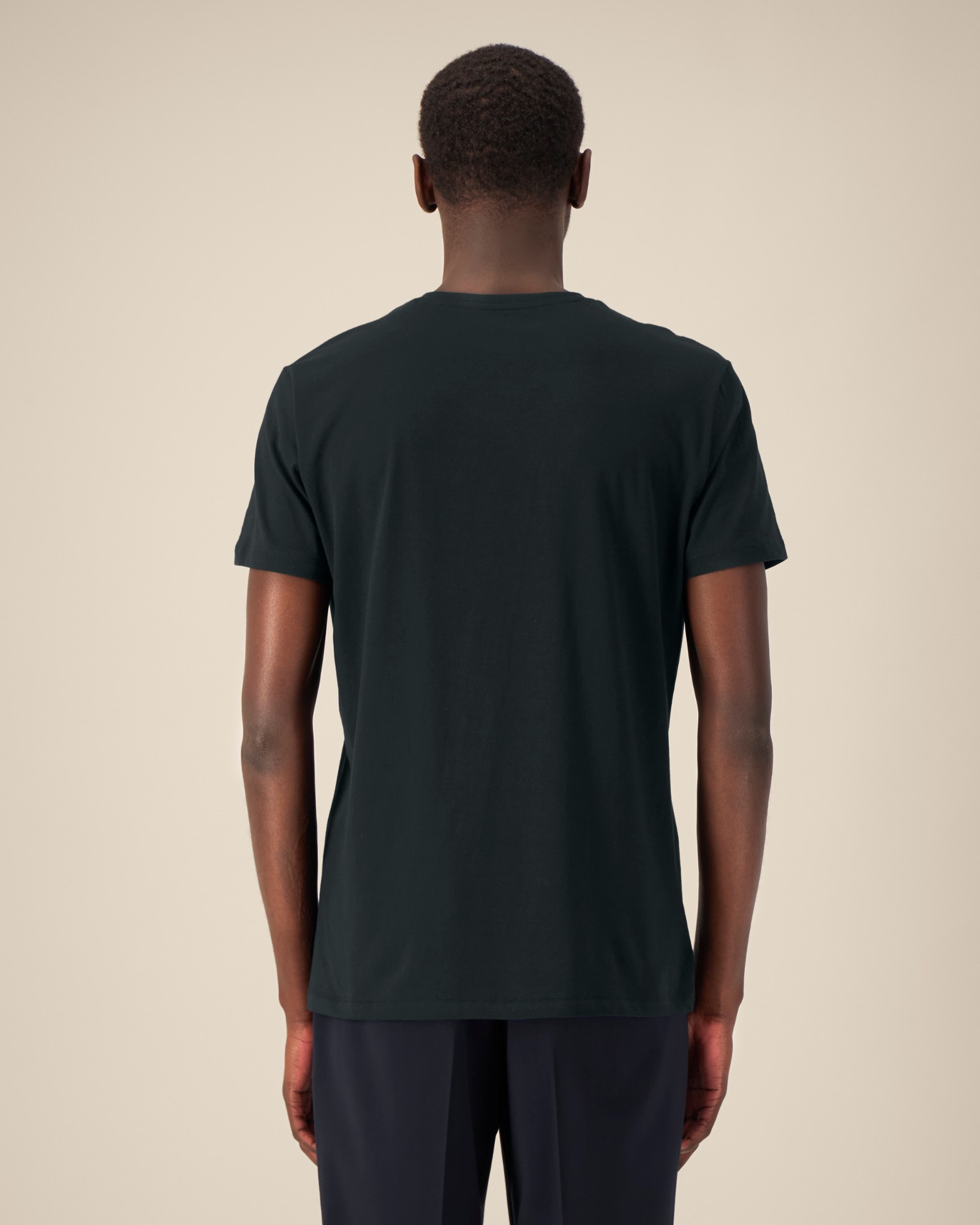 T-shirt homme col V noir en coton bio, porté — personnalisable chez Teeshirt-minute