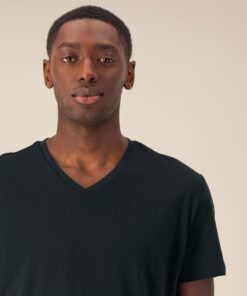 T-shirt homme col V noir en coton bio, porté — personnalisable chez Teeshirt-minute