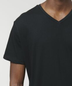 T-shirt homme col V noir en coton bio, porté — personnalisable chez Teeshirt-minute