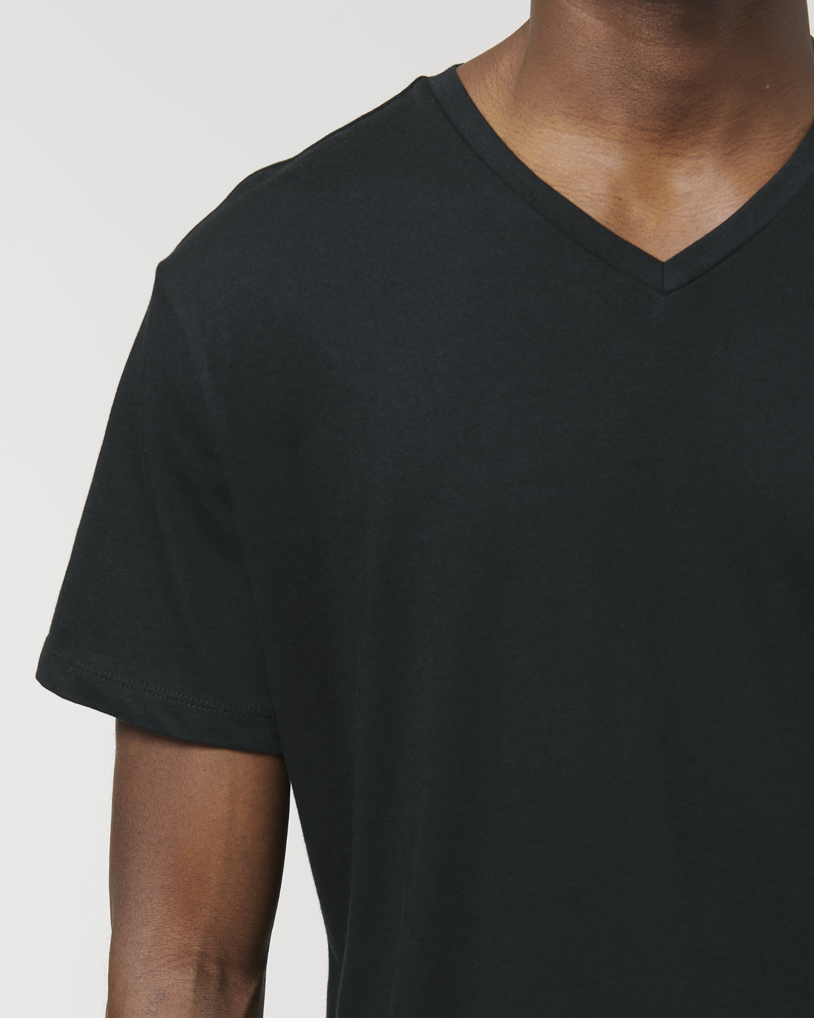 T-shirt homme col V noir en coton bio, porté — personnalisable chez Teeshirt-minute