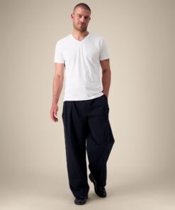 T-shirt homme col V noir en coton bio, porté — personnalisable chez Teeshirt-minute