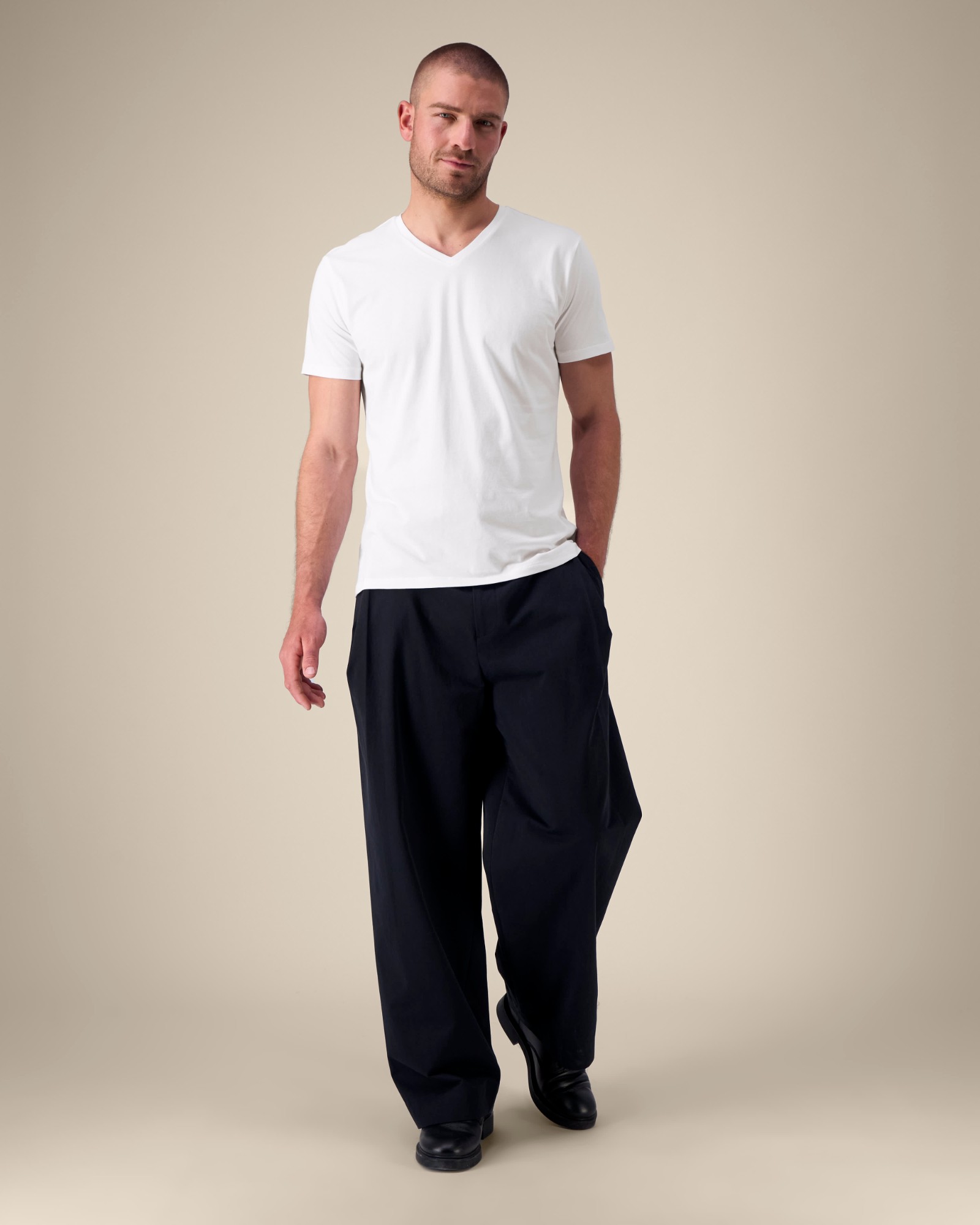 T-shirt homme col V noir en coton bio, porté — personnalisable chez Teeshirt-minute