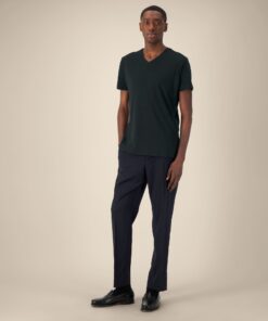 T-shirt homme col V noir en coton bio, porté — personnalisable chez Teeshirt-minute