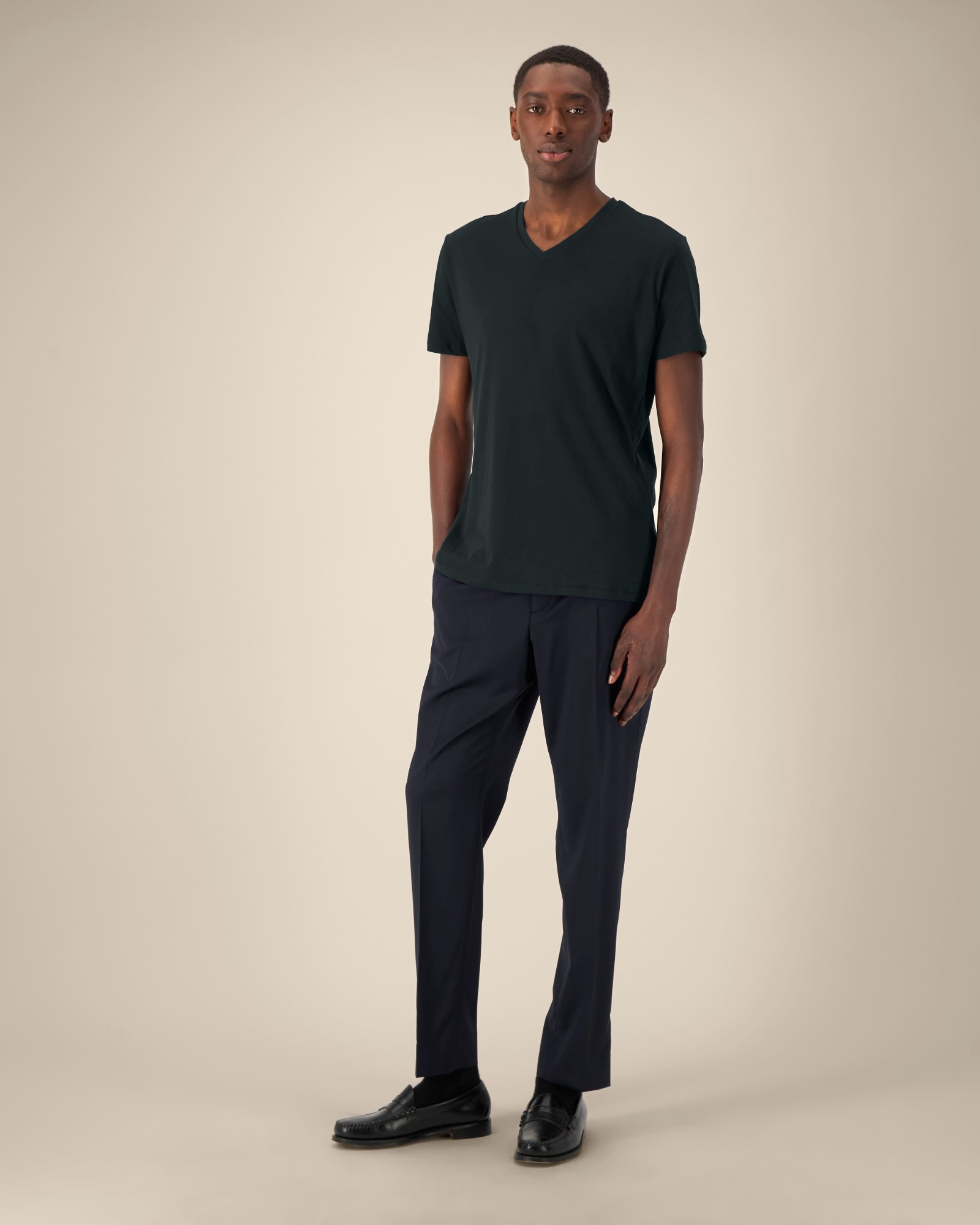 T-shirt homme col V noir en coton bio, porté — personnalisable chez Teeshirt-minute