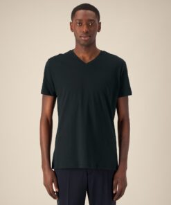 T-shirt homme col V noir en coton bio, porté — personnalisable chez Teeshirt-minute