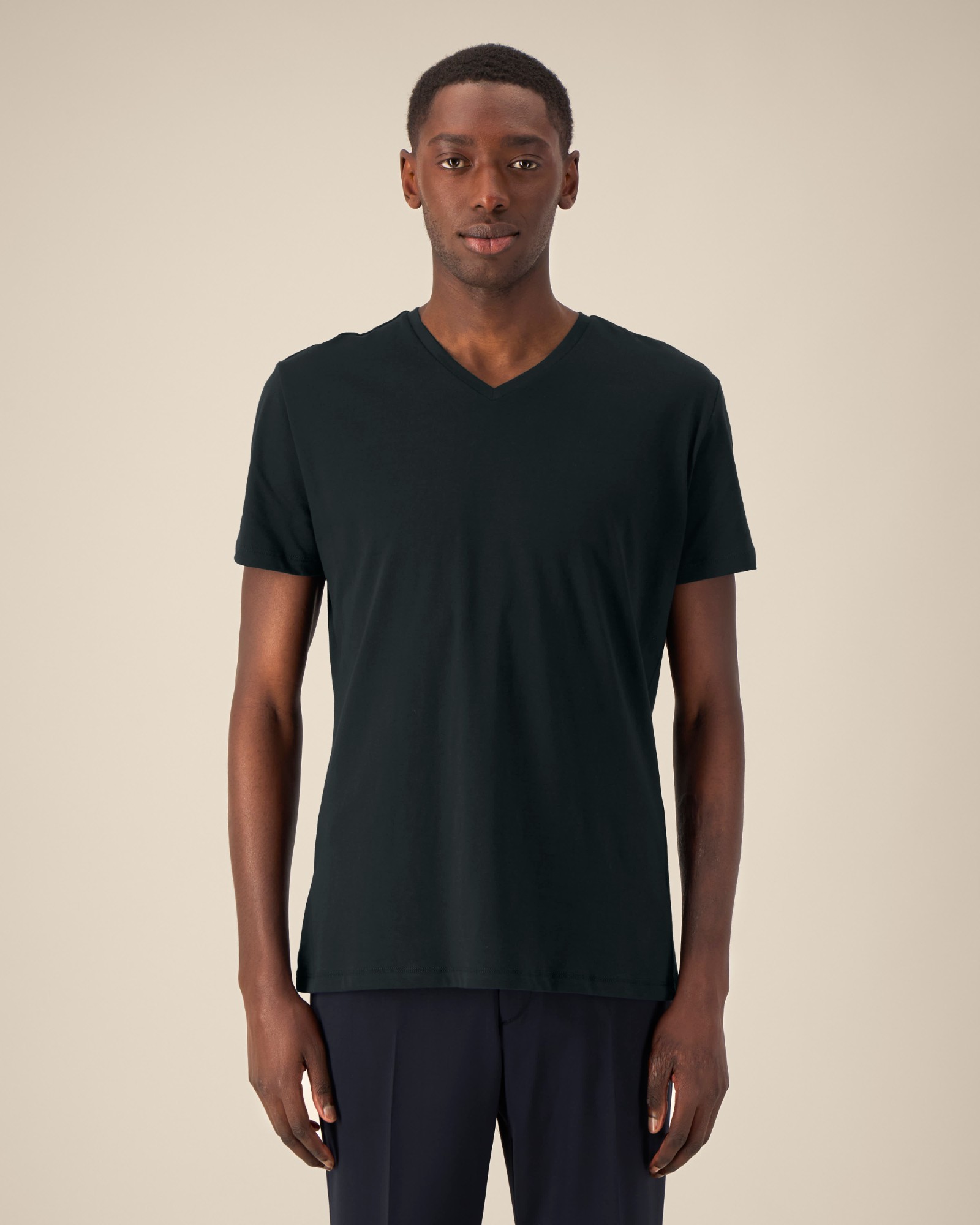 T-shirt homme col V noir en coton bio, porté — personnalisable chez Teeshirt-minute