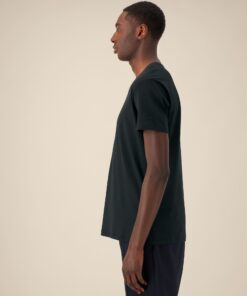 T-shirt homme col V noir en coton bio, porté — personnalisable chez Teeshirt-minute