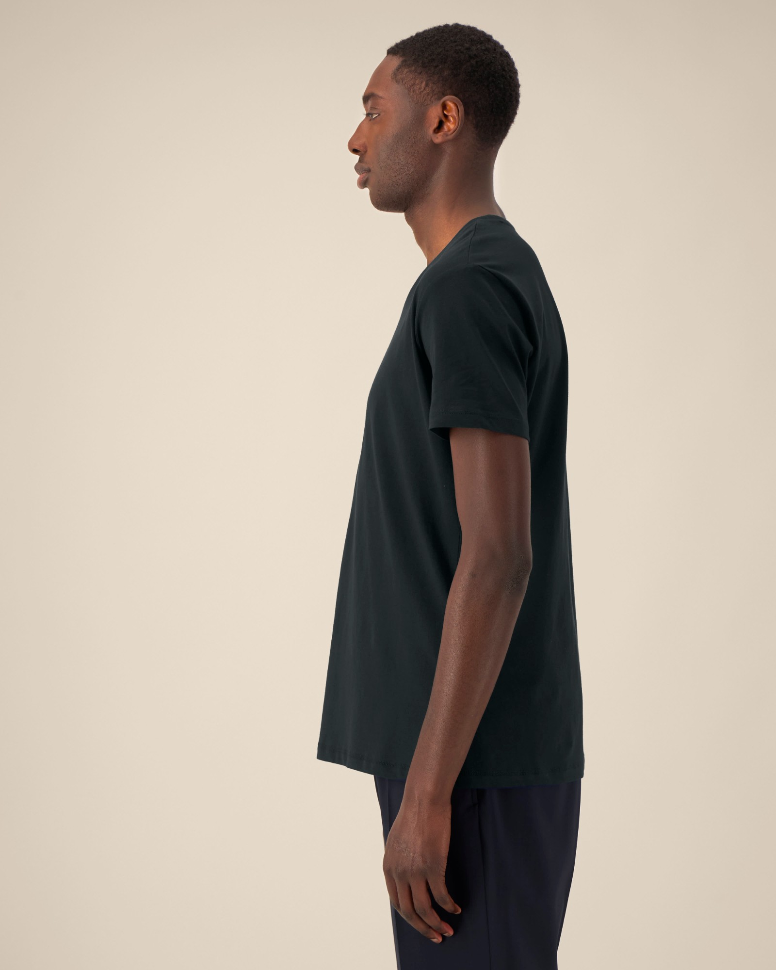 T-shirt homme col V noir en coton bio, porté — personnalisable chez Teeshirt-minute