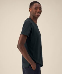 T-shirt homme col V noir en coton bio, porté — personnalisable chez Teeshirt-minute