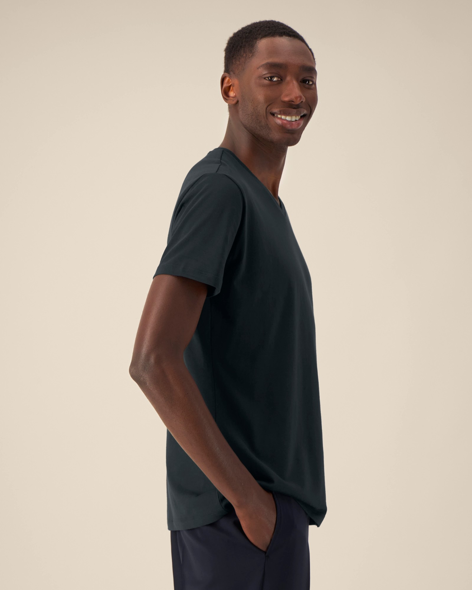 T-shirt homme col V noir en coton bio, porté — personnalisable chez Teeshirt-minute