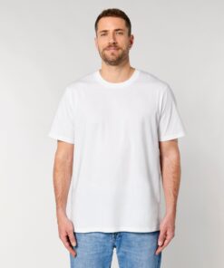 T-shirt homme col rond blanc en coton bio, porté — personnalisable chez Teeshirt-minute