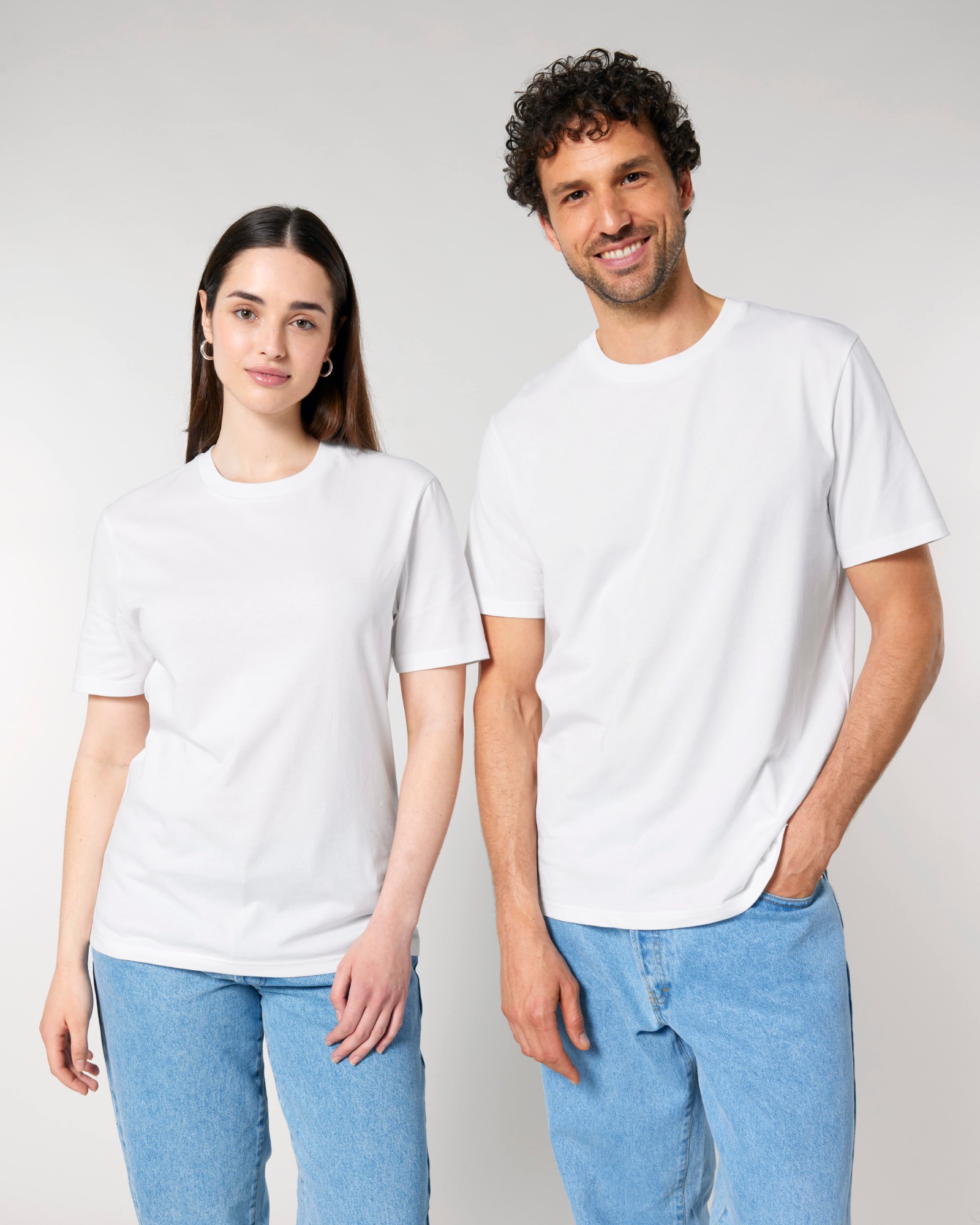 T-shirt homme col rond blanc en coton bio, porté — personnalisable chez Teeshirt-minute