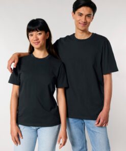 T-shirt homme col rond noir en coton bio, porté — personnalisable chez Teeshirt-minute