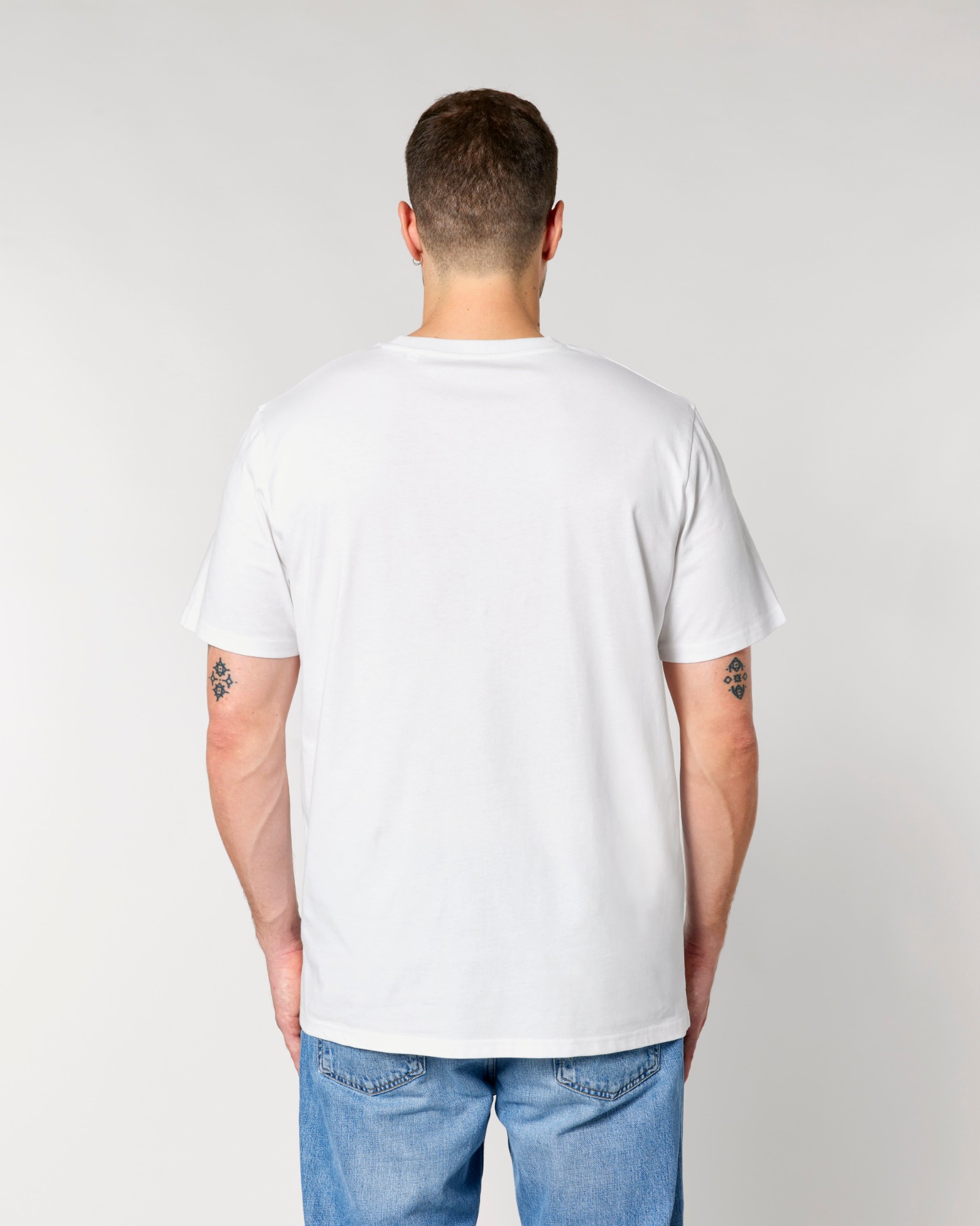 T-shirt homme col rond blanc en coton bio, porté — personnalisable chez Teeshirt-minute