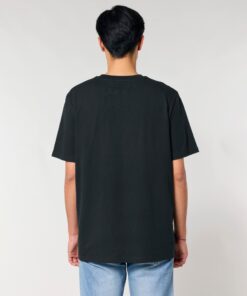 T-shirt homme col rond noir en coton bio, porté — personnalisable chez Teeshirt-minute