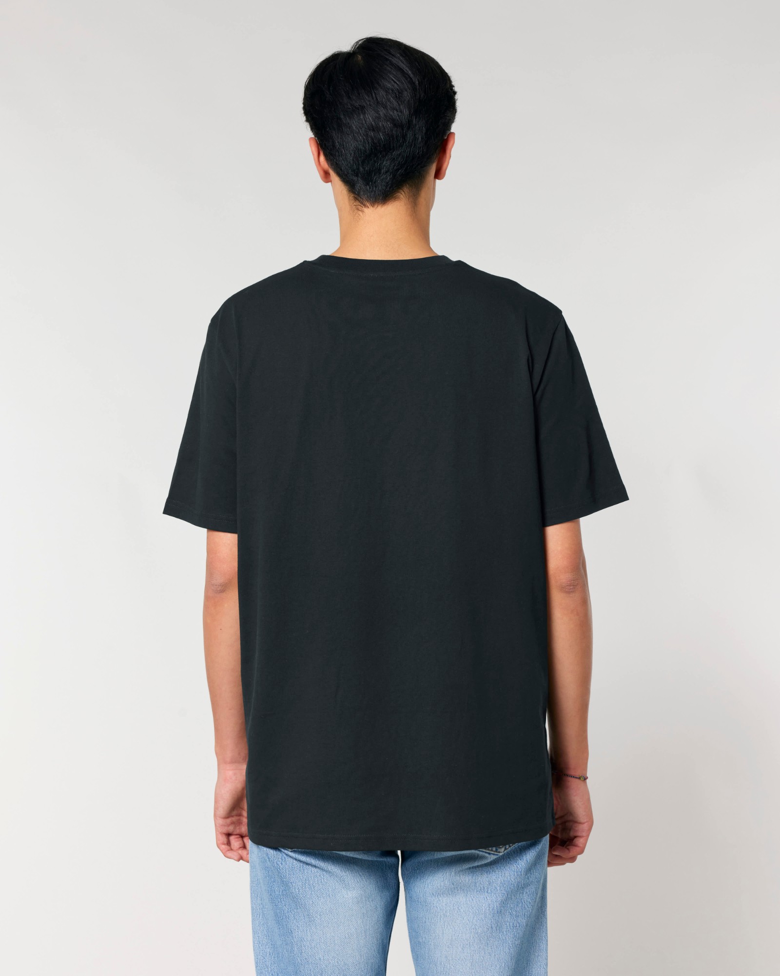 T-shirt homme col rond noir en coton bio, porté — personnalisable chez Teeshirt-minute