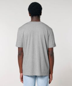 T-shirt homme col rond gris chiné en coton bio, porté — personnalisable chez Teeshirt-minute
