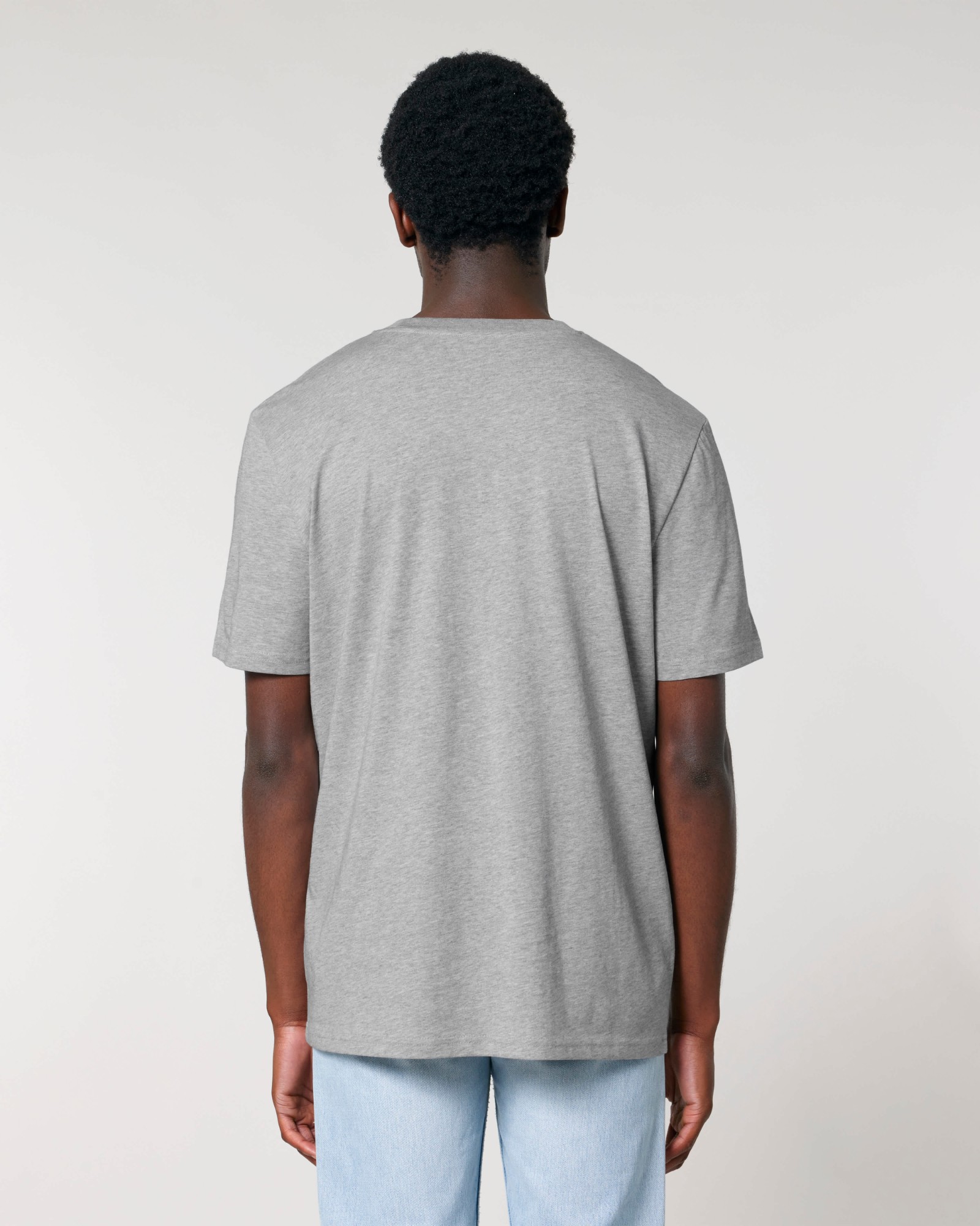 T-shirt homme col rond gris chiné en coton bio, porté — personnalisable chez Teeshirt-minute