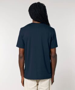 T-shirt homme col rond bleu marine en coton bio, porté — personnalisable chez Teeshirt-minute