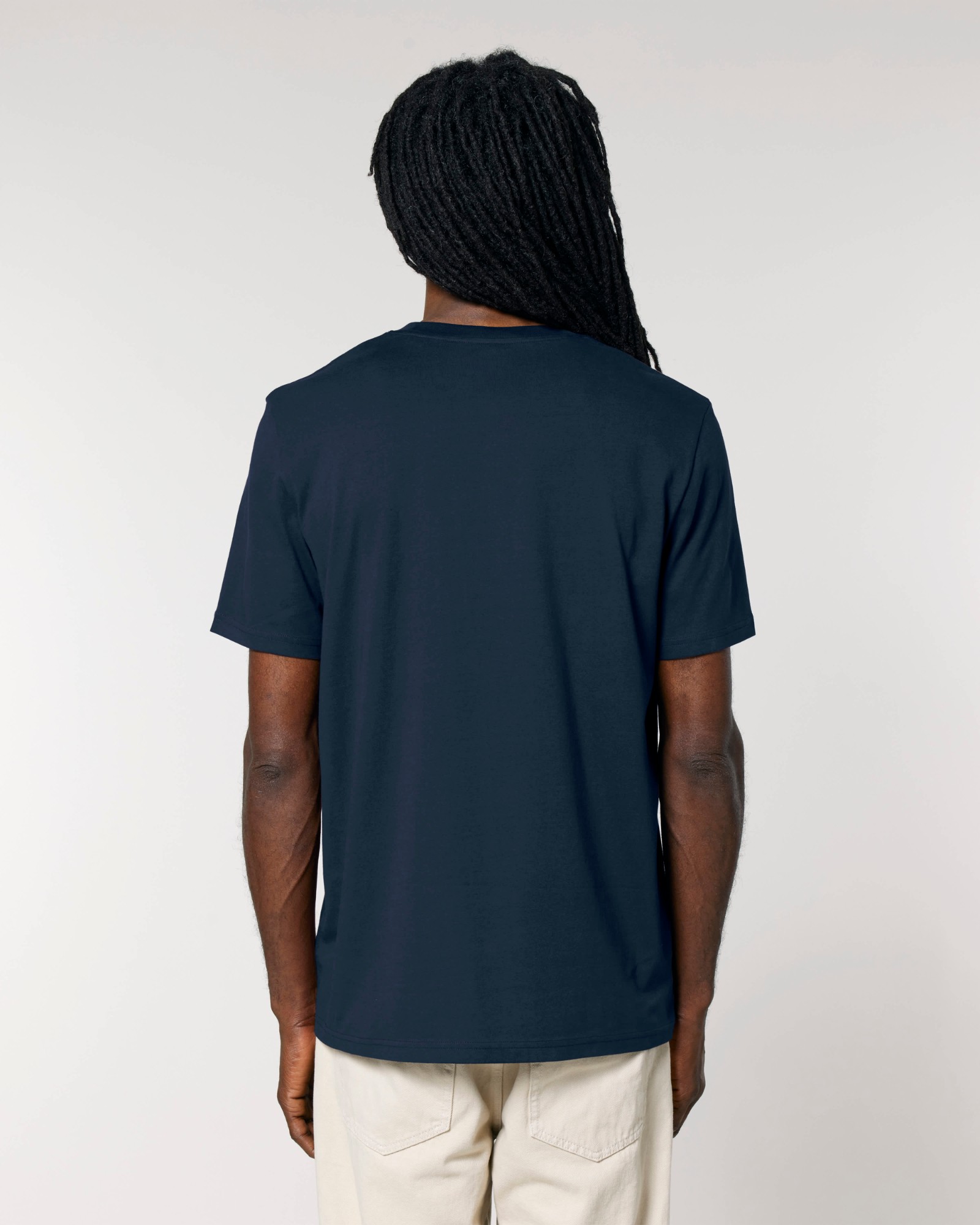 T-shirt homme col rond bleu marine en coton bio, porté — personnalisable chez Teeshirt-minute