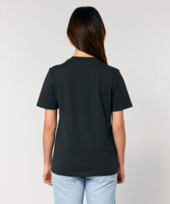 T-shirt homme col rond noir en coton bio, porté — personnalisable chez Teeshirt-minute