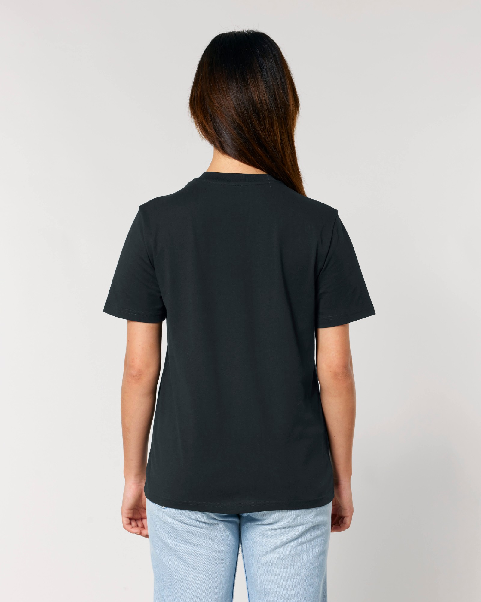 T-shirt homme col rond noir en coton bio, porté — personnalisable chez Teeshirt-minute