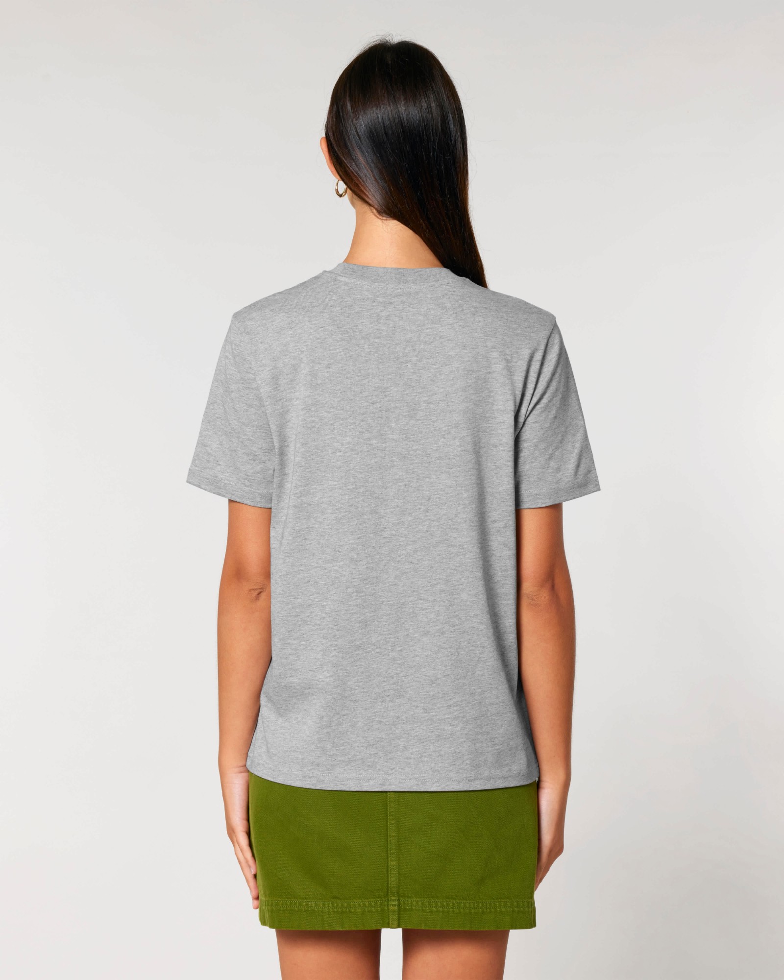 T-shirt homme col rond gris chiné en coton bio, porté — personnalisable chez Teeshirt-minute