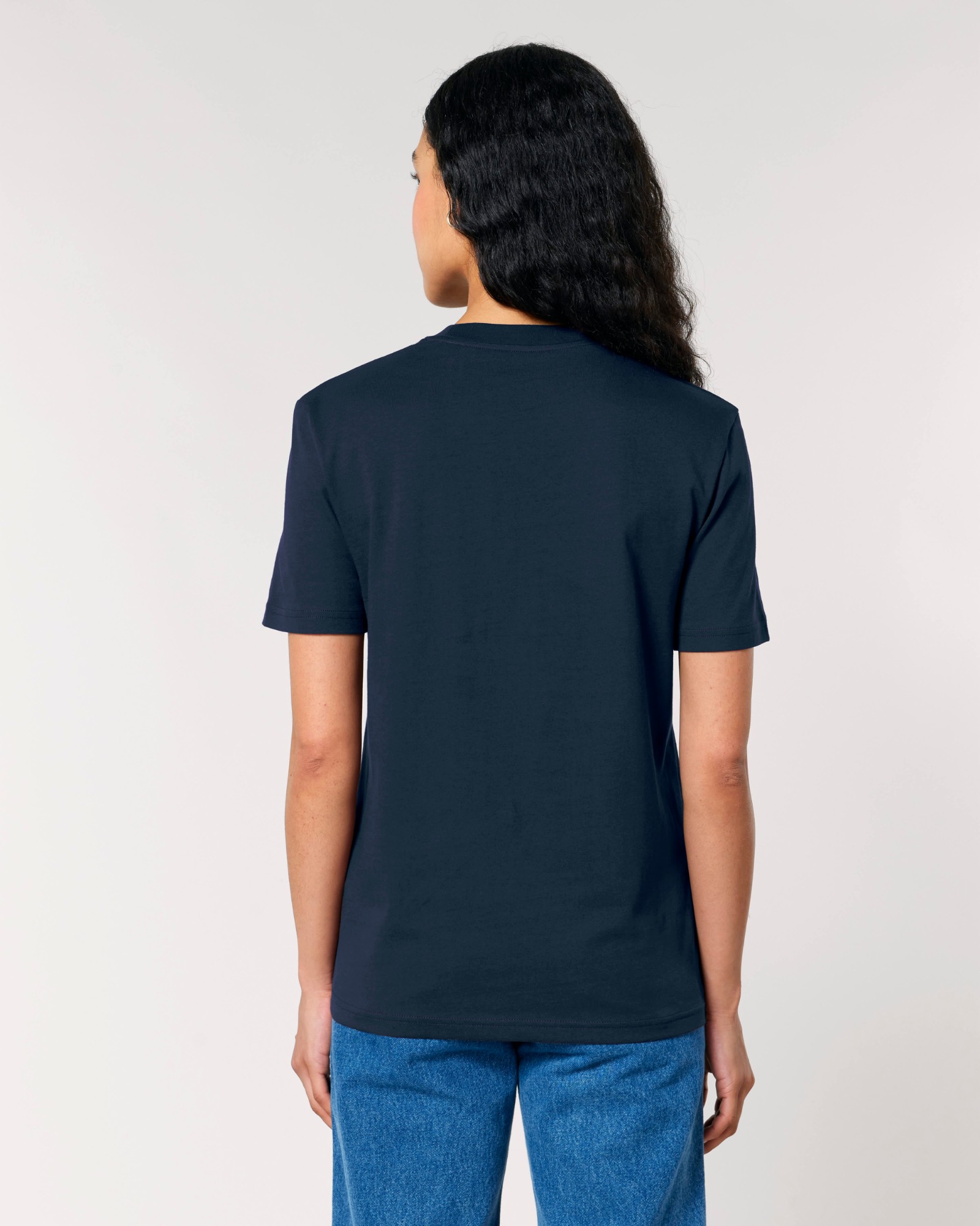 T-shirt homme col rond bleu marine en coton bio, porté — personnalisable chez Teeshirt-minute