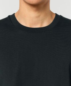 T-shirt homme col rond noir en coton bio, porté — personnalisable chez Teeshirt-minute