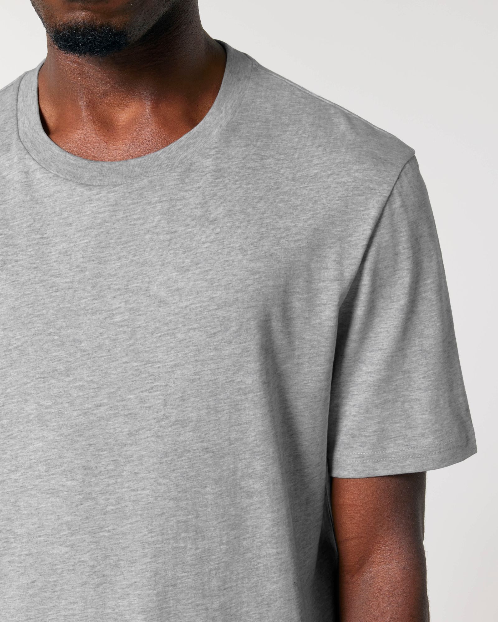 T-shirt homme col rond gris chiné en coton bio, porté — personnalisable chez Teeshirt-minute