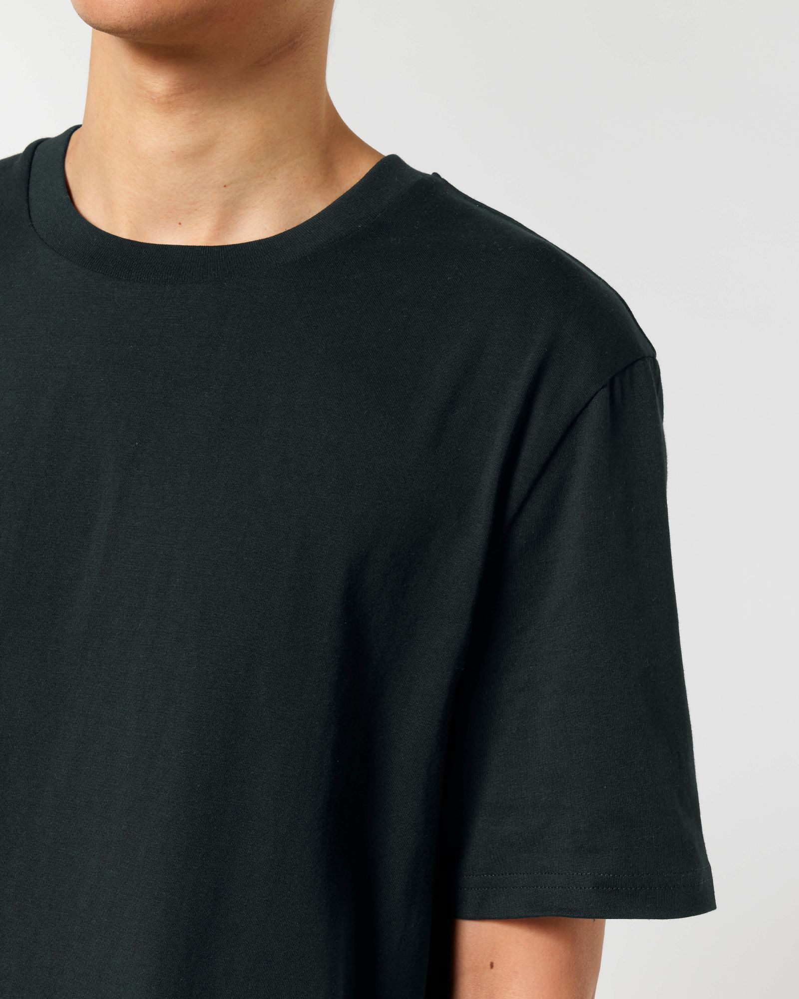 T-shirt homme col rond noir en coton bio, porté — personnalisable chez Teeshirt-minute