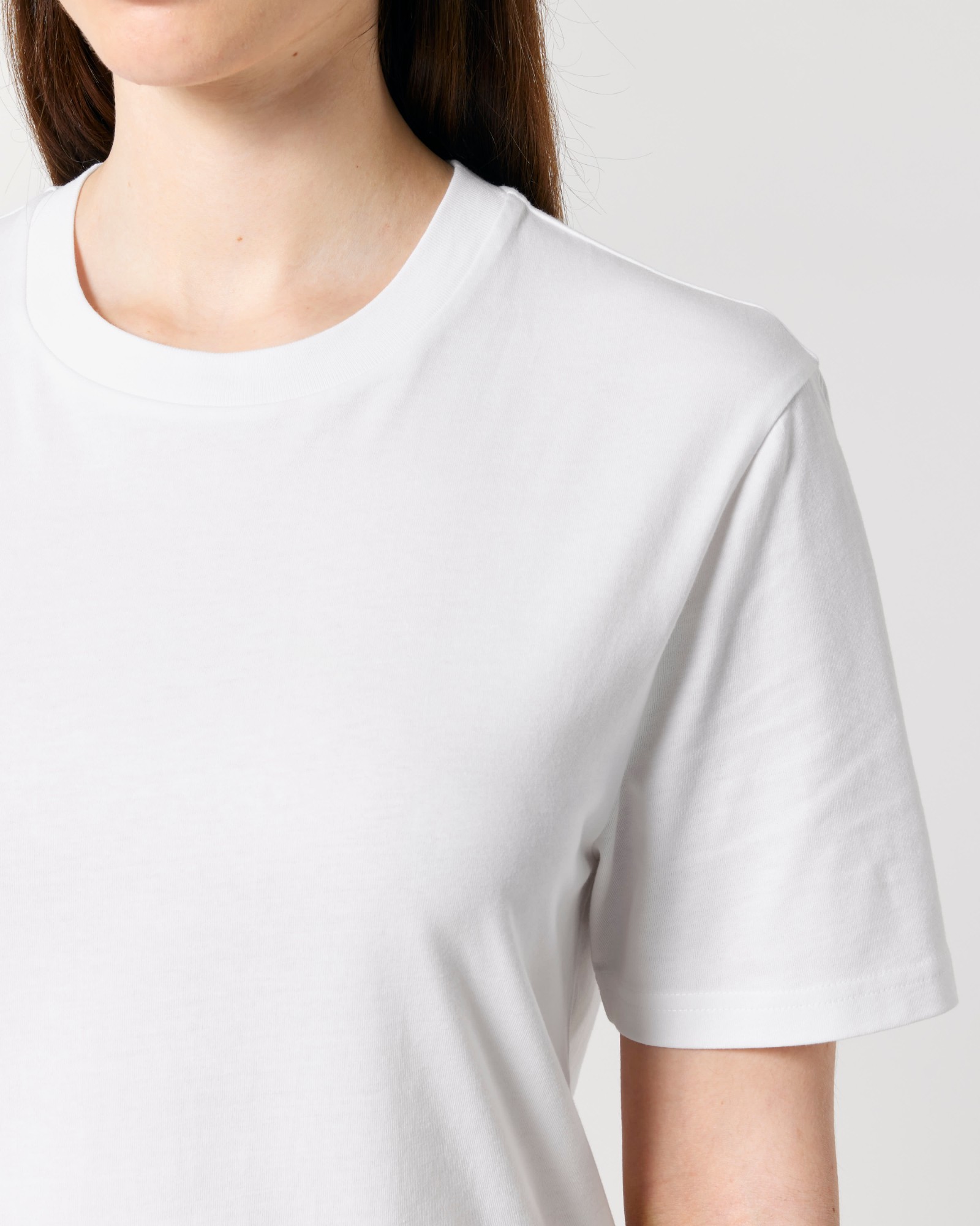 T-shirt homme col rond blanc en coton bio, porté — personnalisable chez Teeshirt-minute