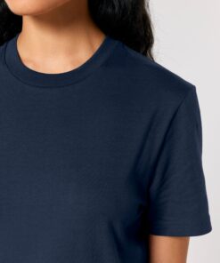 T-shirt homme col rond bleu marine en coton bio, porté — personnalisable chez Teeshirt-minute