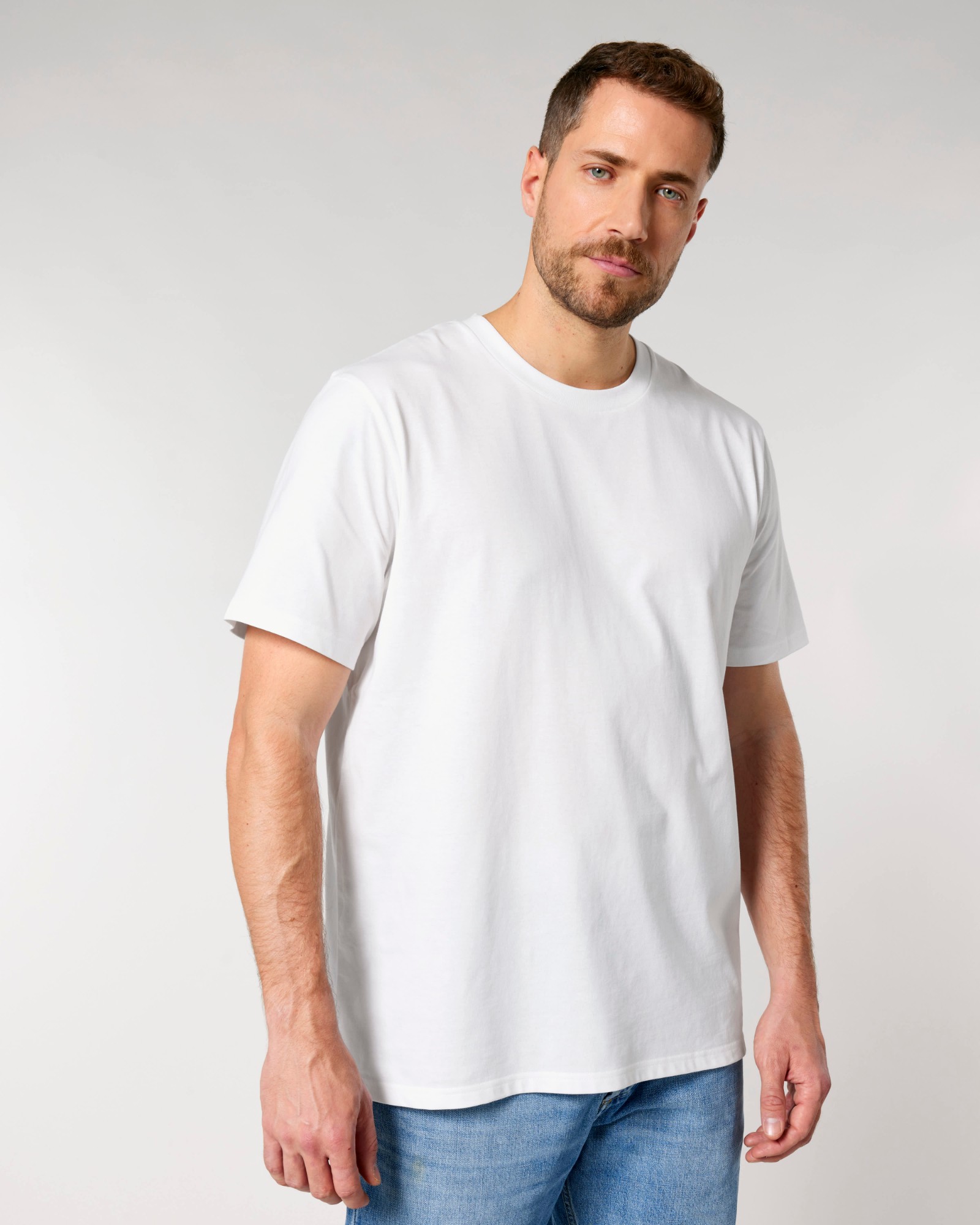 T-shirt homme col rond blanc en coton bio, porté — personnalisable chez Teeshirt-minute