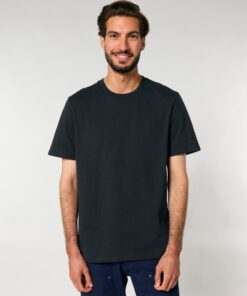 T-shirt homme col rond noir en coton bio, porté — personnalisable chez Teeshirt-minute