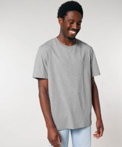 T-shirt homme col rond gris chiné en coton bio, porté — personnalisable chez Teeshirt-minute