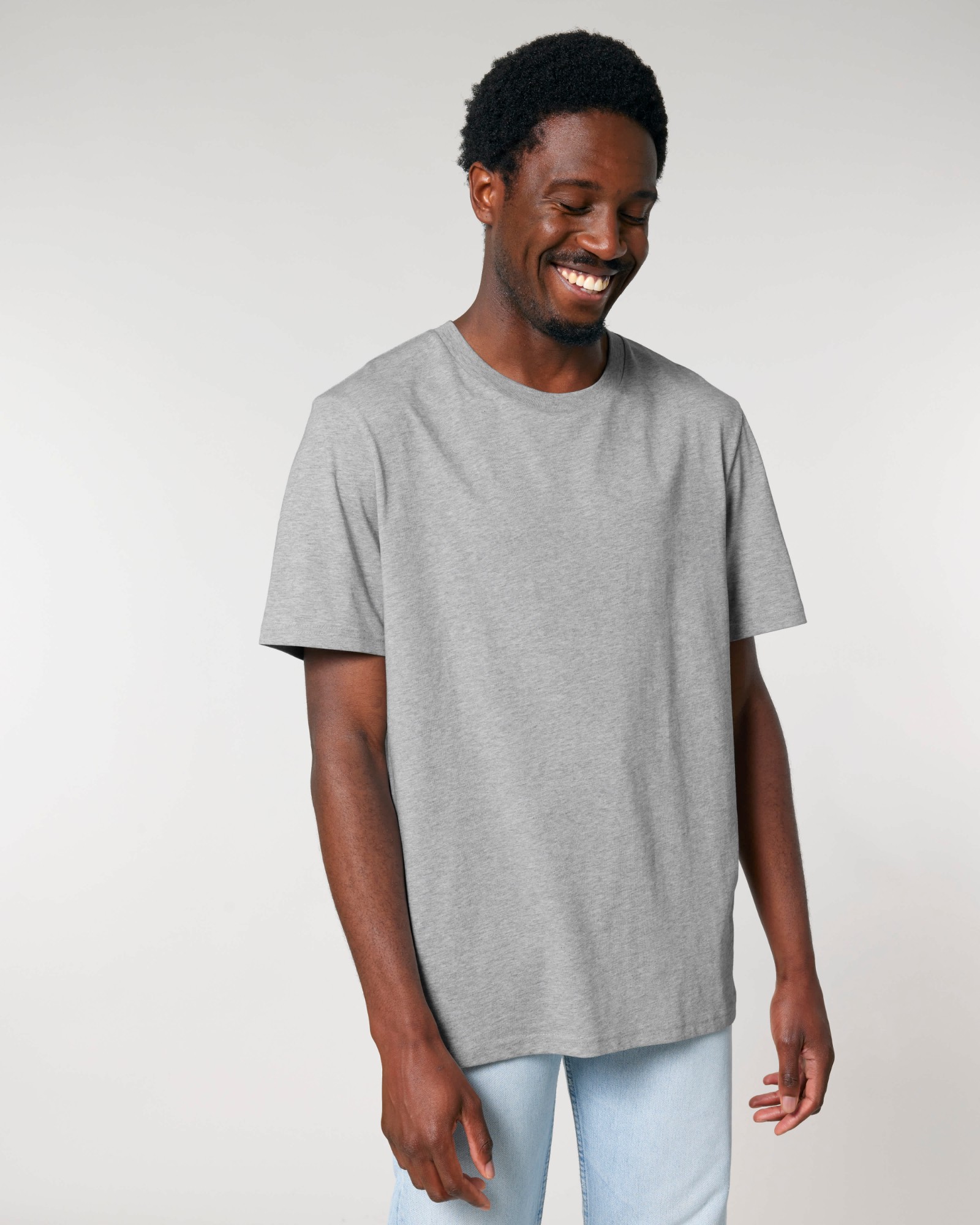 T-shirt homme col rond gris chiné en coton bio, porté — personnalisable chez Teeshirt-minute