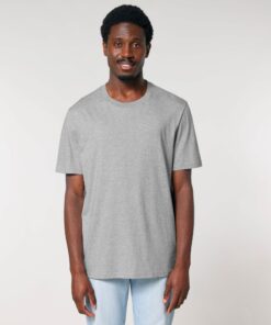 T-shirt homme col rond gris chiné en coton bio, porté — personnalisable chez Teeshirt-minute
